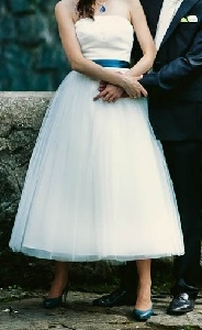 Krótka suknia ślubna dla szczupłej dzieczyny.
